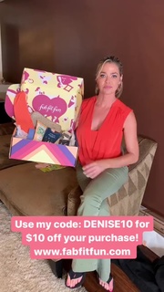Denise Richards feet photo thumbnail