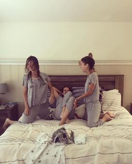 Rachel Bilson feet photo thumbnail