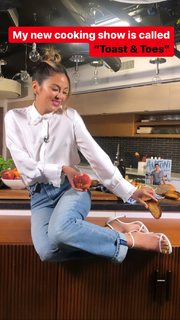 Erin Lim feet photo thumbnail