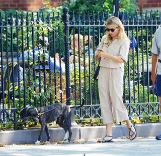 Sienna Miller feet photo thumbnail