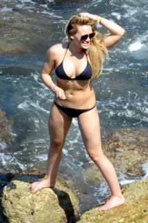 Hilary Duff feet photo thumbnail
