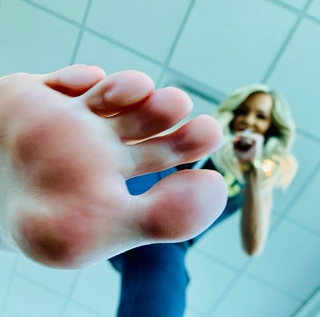Kyle Unfug feet photo thumbnail