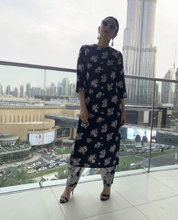 Karisma Kapoor feet photo thumbnail