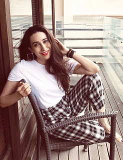 Karisma Kapoor feet photo thumbnail