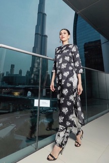 Karisma Kapoor feet photo thumbnail