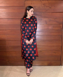 Karisma Kapoor feet photo thumbnail