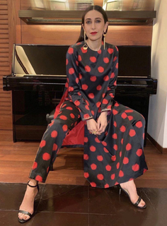 Karisma Kapoor feet photo thumbnail
