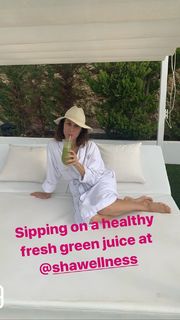 Olga Kurylenko feet photo thumbnail