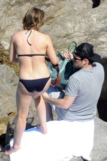Hilary Duff feet photo thumbnail