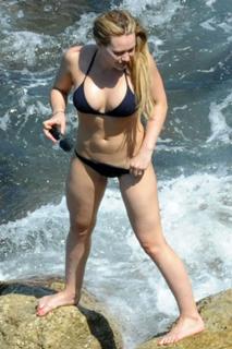 Hilary Duff feet photo thumbnail