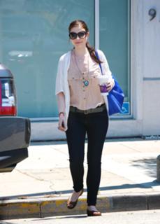 Michelle Trachtenberg feet photo thumbnail