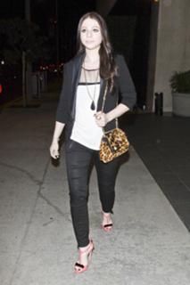 Michelle Trachtenberg feet photo thumbnail