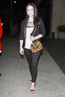 Michelle Trachtenberg feet photo thumbnail