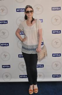 Michelle Trachtenberg feet photo thumbnail