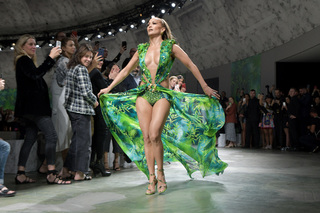 Jennifer Lopez feet photo thumbnail