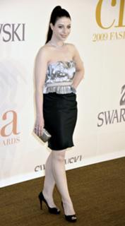 Michelle Trachtenberg feet photo thumbnail