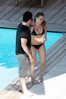 Hilary Duff feet photo thumbnail