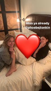 Phoebe Tonkin feet photo thumbnail