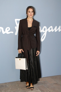 Shailene Woodley feet photo thumbnail