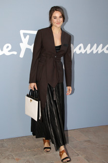 Shailene Woodley feet photo thumbnail