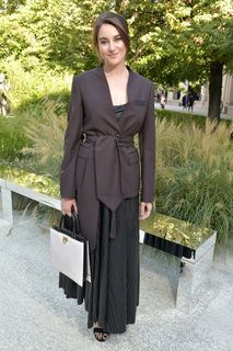 Shailene Woodley feet photo thumbnail