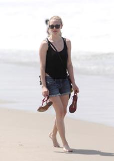 Amanda Seyfried feet photo thumbnail