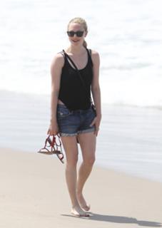 Amanda Seyfried feet photo thumbnail
