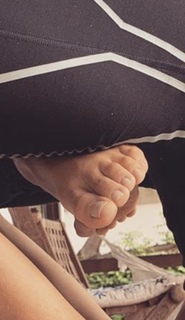 Isis Valverde feet photo thumbnail