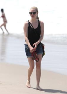 Amanda Seyfried feet photo thumbnail