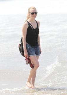 Amanda Seyfried feet photo thumbnail