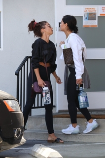 Sarah Hyland feet photo thumbnail