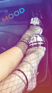 Brooke Burke feet photo thumbnail