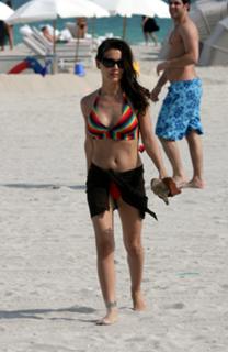 Alyssa Milano feet photo thumbnail
