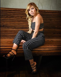 Jennette McCurdy feet photo thumbnail