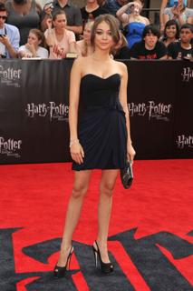 Sarah Hyland feet photo thumbnail