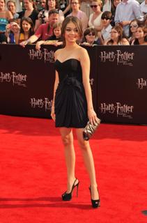 Sarah Hyland feet photo thumbnail