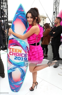 Laura Marano feet photo thumbnail