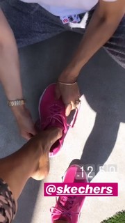 Brooke Burke feet photo thumbnail