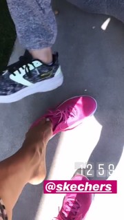 Brooke Burke feet photo thumbnail