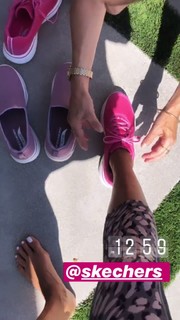 Brooke Burke feet photo thumbnail