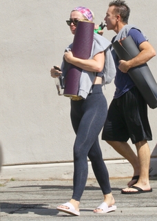 Katy Perry feet photo thumbnail