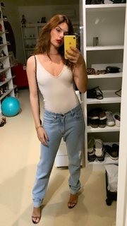 Isis Valverde feet photo thumbnail