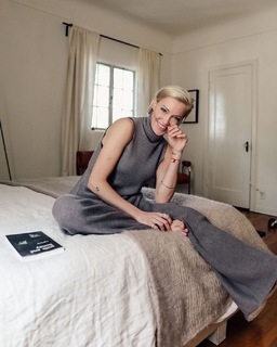 Katie Cassidy feet photo thumbnail