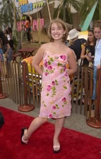 Allison Mack feet photo 3