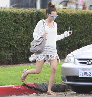 Ashley Tisdale feet photo thumbnail