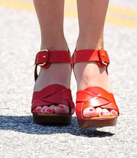 Reese Witherspoon feet photo thumbnail