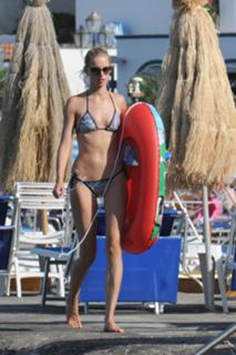 Karolina Kurkova feet photo thumbnail