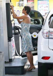 Halle Berry feet photo thumbnail