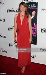 Lucy Lawless feet photo thumbnail