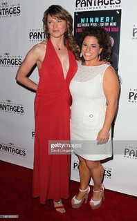 Lucy Lawless feet photo thumbnail